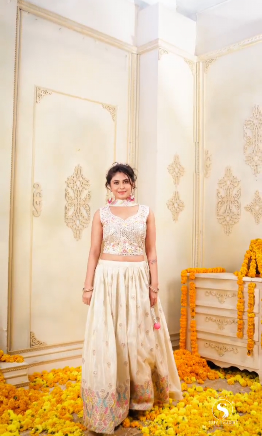 Off White Embroidered silk Lehenga set ✨️ size L/ XL available