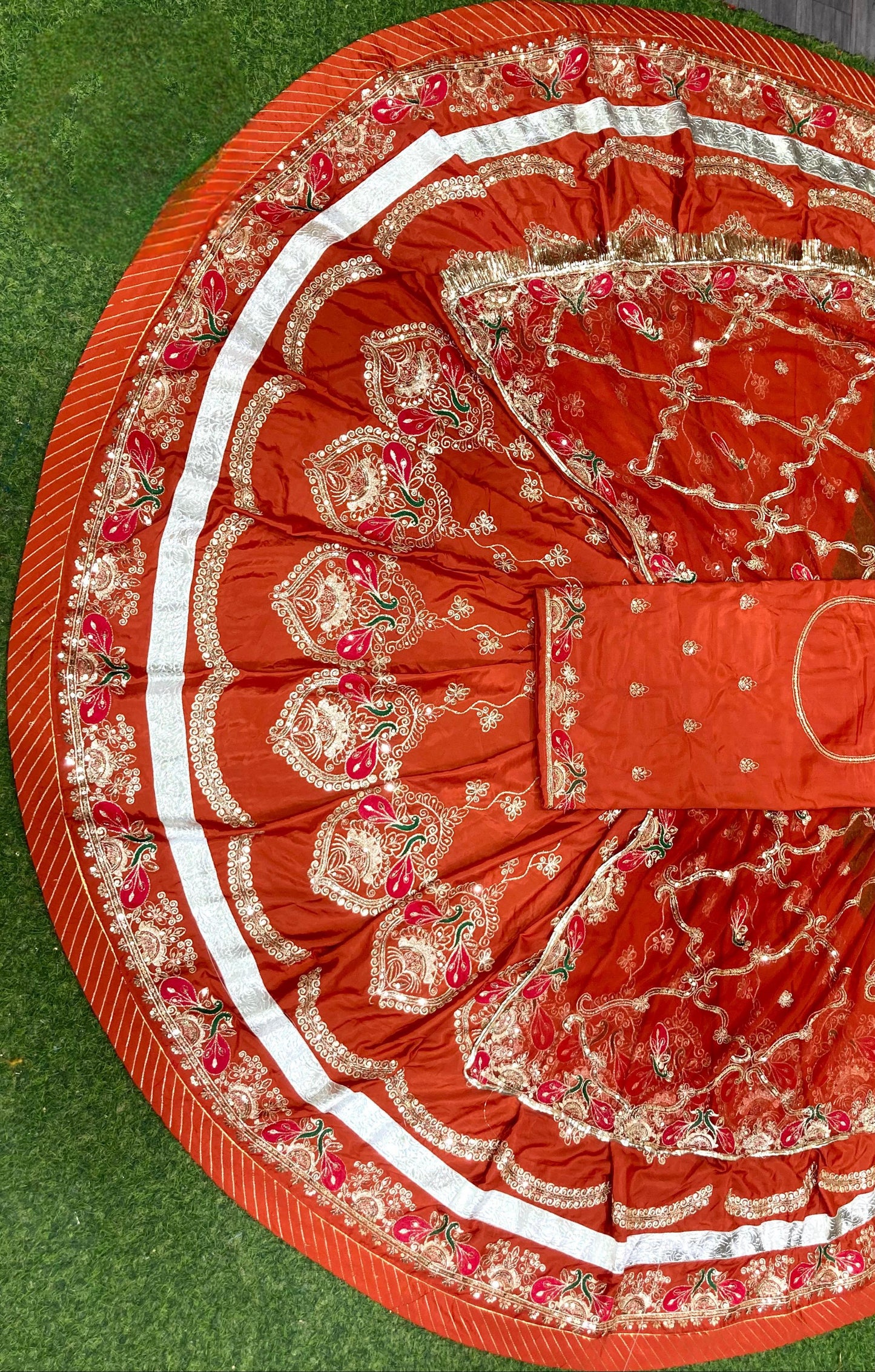 DESIGHNER 4 MTR GHER CREPSILK pure odhna vintage style beautiful Rajputi poshak