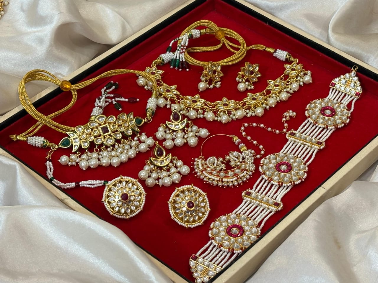 Elegant Meenakari chokor Earrings with combo set