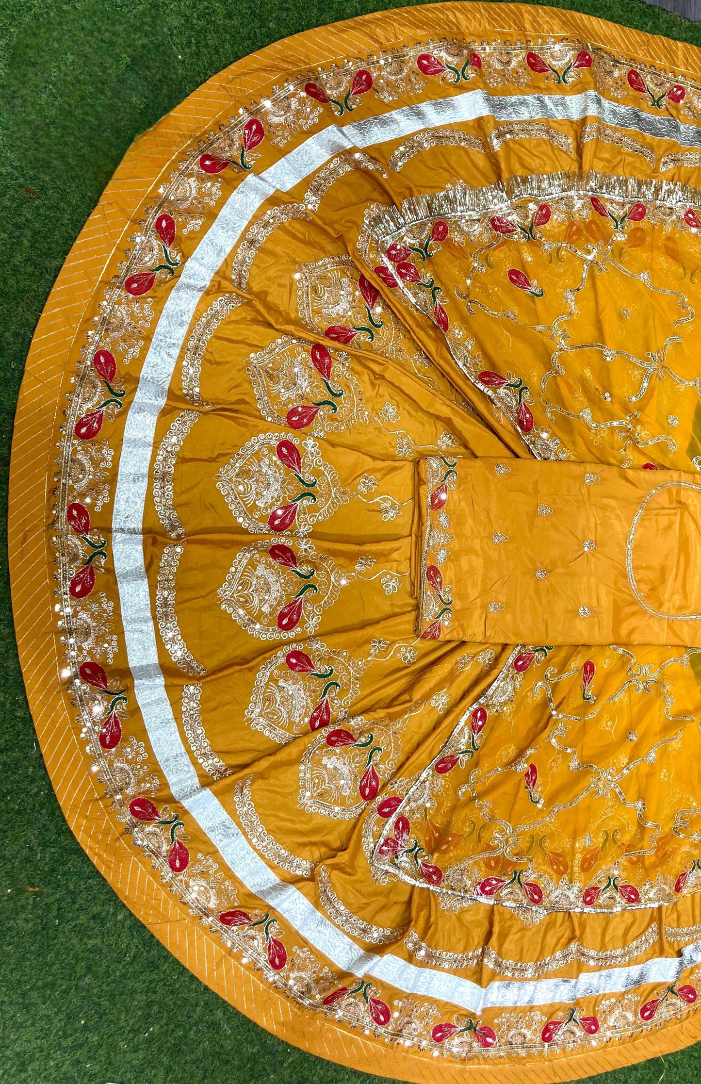 Designer Vintage Poshak - Crepsilk, 4 Mtr Gher, Zari Resham Work, Pure Odhna