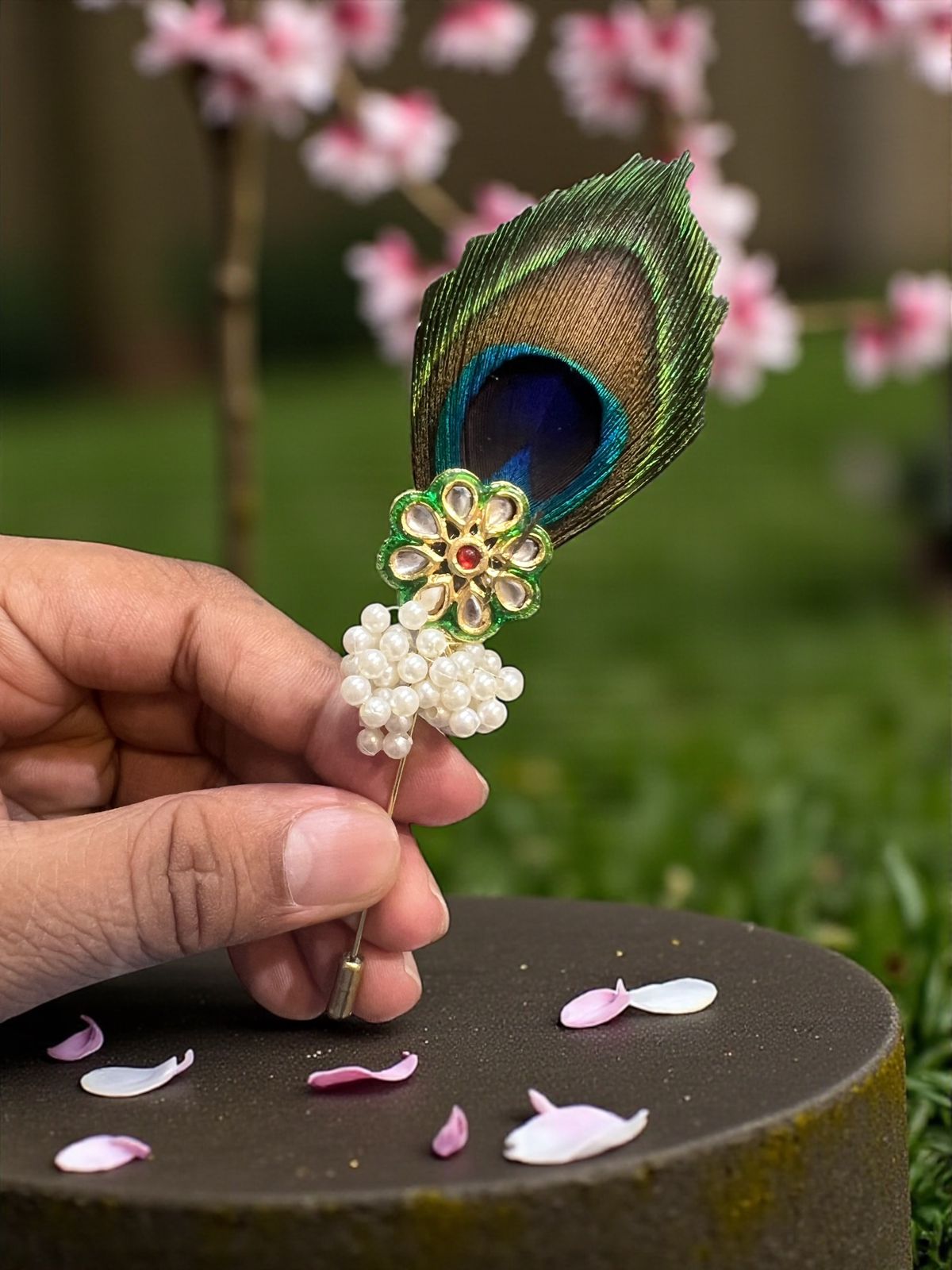 Royal Peacock Feather Welcome Brooch 🦚 – Decorative Guest Pins for Weddings & Festive Events (Pack of 25)