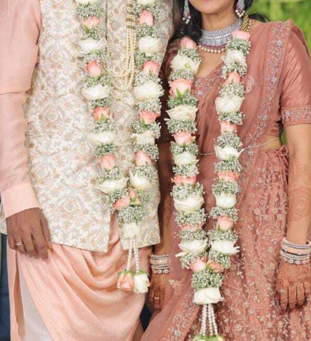 Close-up of pink and ivory rose flower garland with delicate white baby’s breath for shaadi varmala exchange