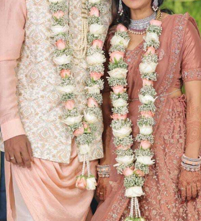 Close-up of pink and ivory rose flower garland with delicate white baby’s breath for shaadi varmala exchange