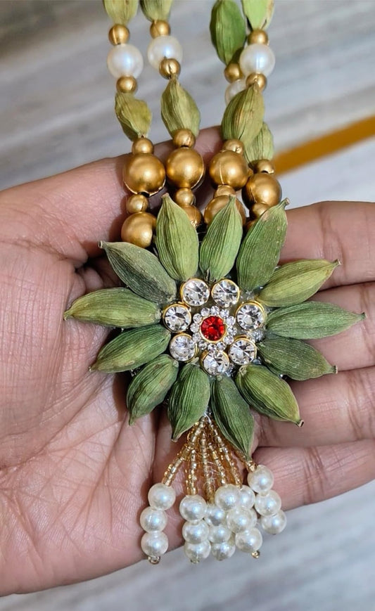 Real elaichi welcome mala handcrafted with cardamom pods for Indian wedding guest welcome, baraat swagat, and traditional pooja ceremonies, pack of 25