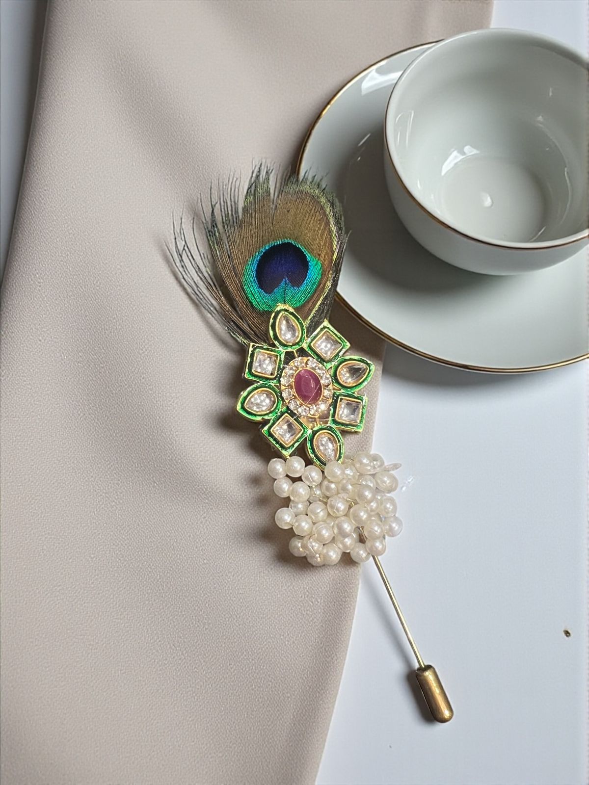 Royal Peacock Feather Welcome Brooch 🦚 – Decorative Guest Pins for Weddings & Festive Events (Pack of 25)