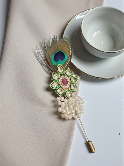 Royal Peacock Feather Welcome Brooch 🦚 – Decorative Guest Pins for Weddings & Festive Events (Pack of 25)