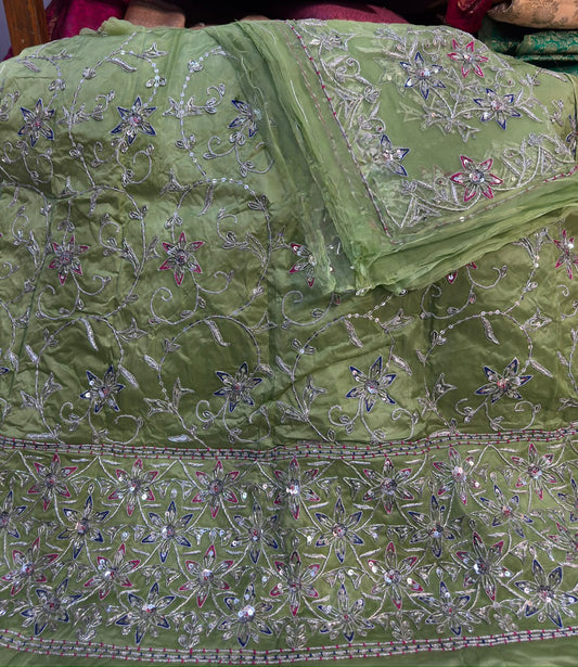 BEMBAR SATIN / TISSUE FABRIC WITH THAKURJI PYOR ODHNA
Beautifully Trending Designer Rajasthani Poshak