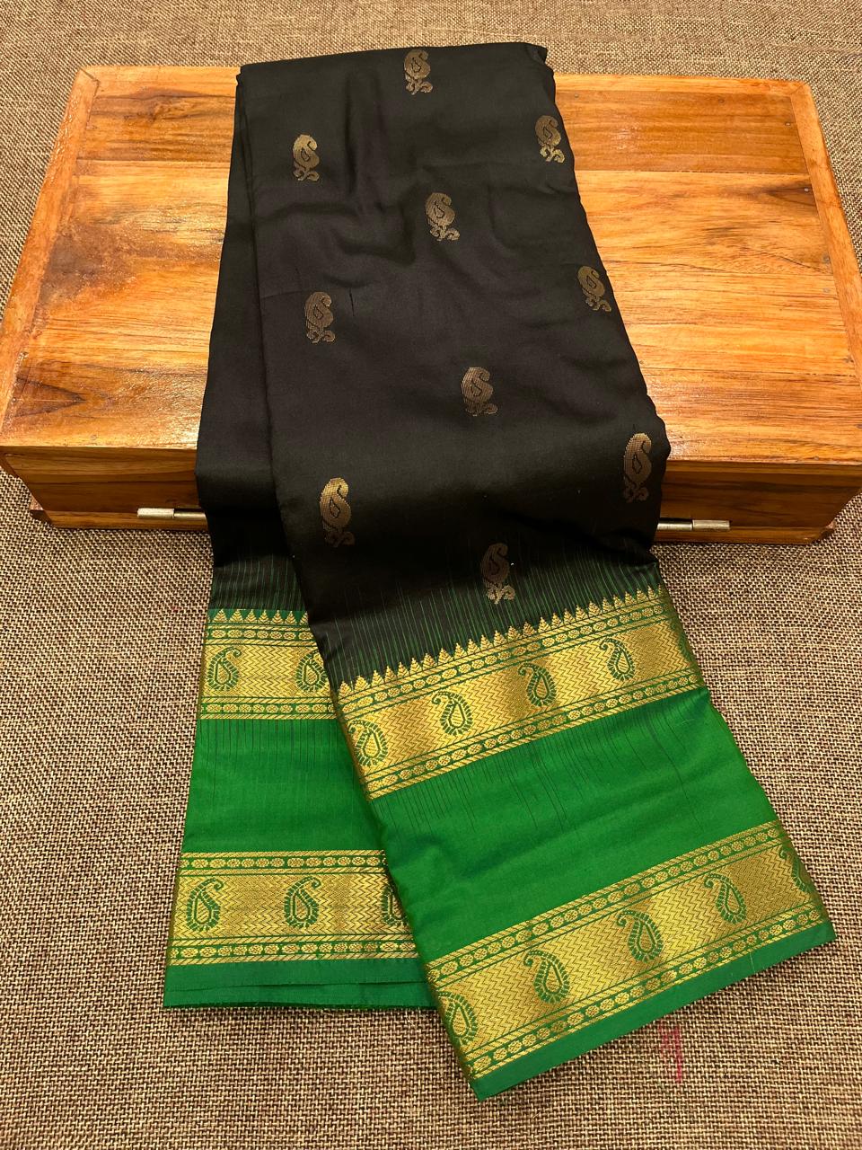 Kanjivaram Pure Silk Paithani Saree – Traditional Zari Border with Shoulder Butti & Contrast Blouse