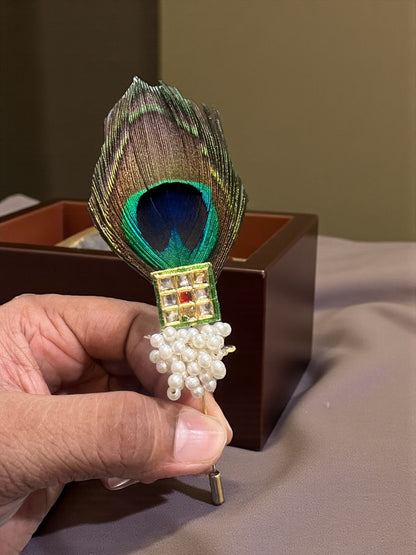 Royal Peacock Feather Welcome Brooch 🦚 – Decorative Guest Pins for Weddings & Festive Events (Pack of 25)