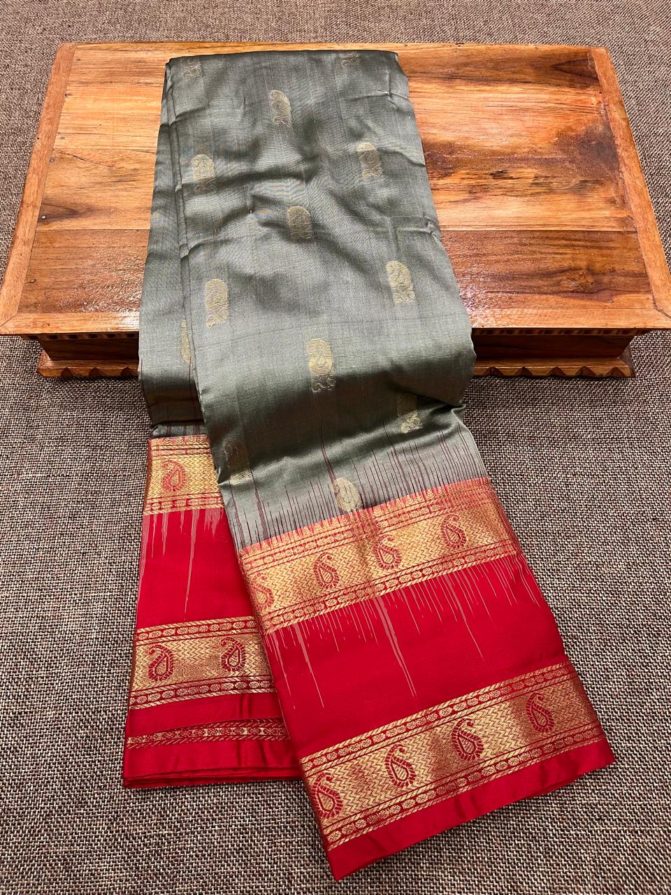 Kanjivaram Pure Silk Paithani Saree – Traditional Zari Border with Shoulder Butti & Contrast Blouse