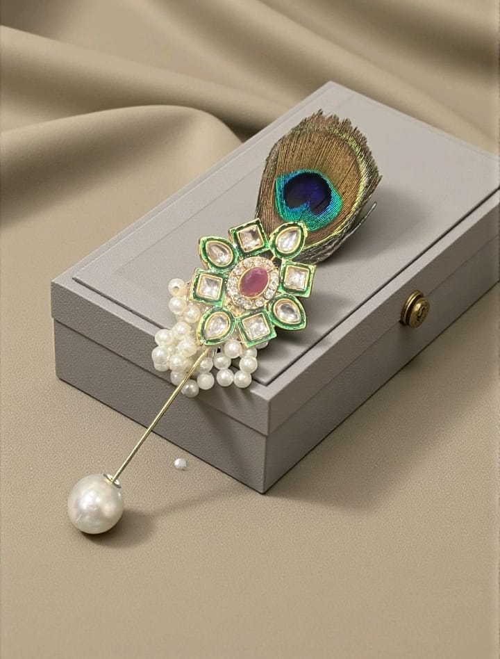 Royal Peacock Feather Welcome Brooch 🦚 – Decorative Guest Pins for Weddings & Festive Events (Pack of 25)