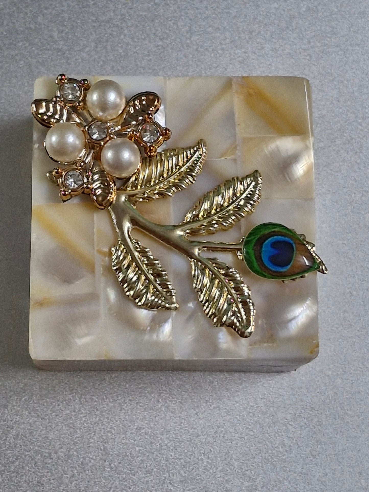 Mother of pearls box size 2×2×1  inch pack of 1