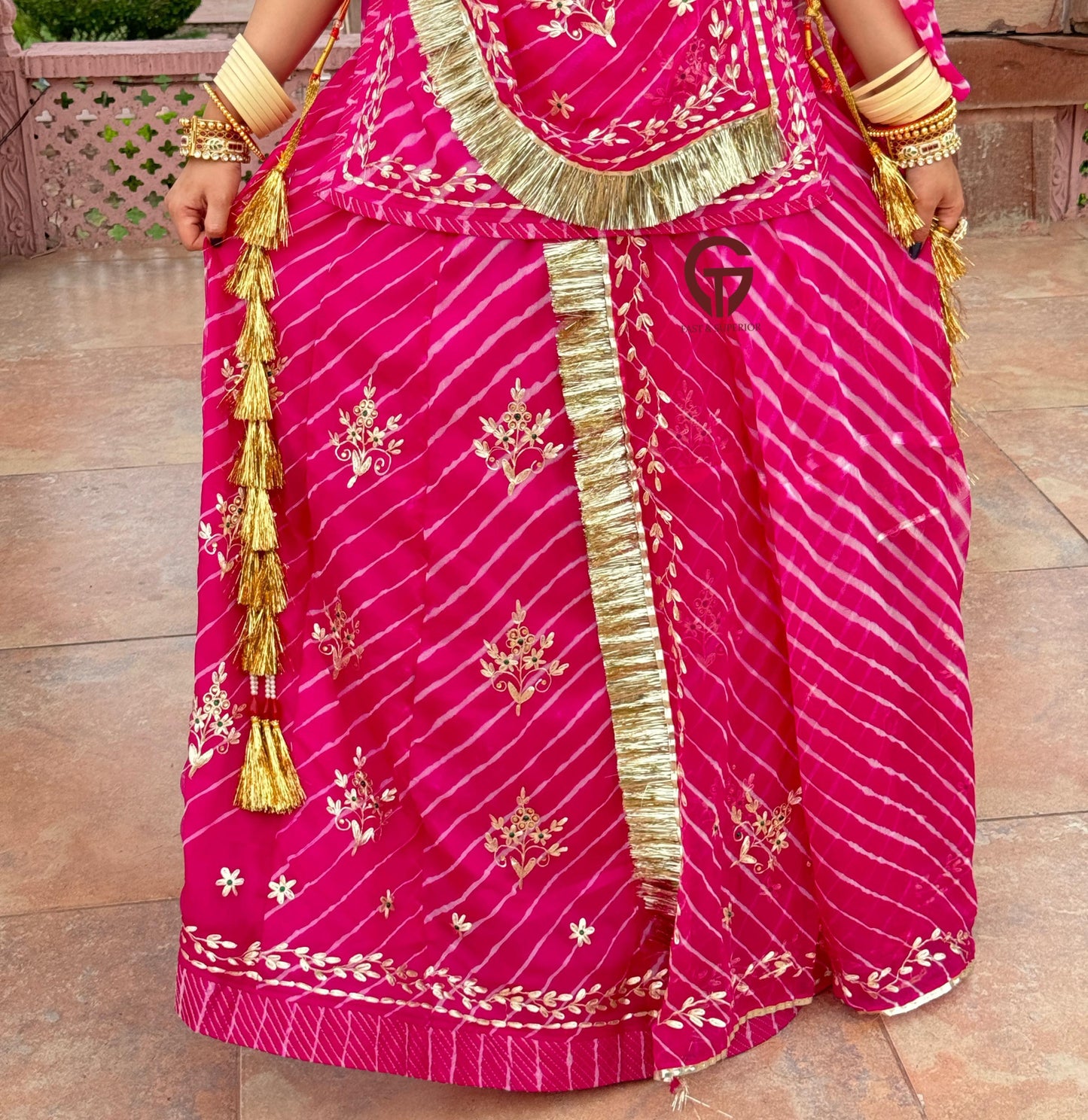 ELEGANT LAHRIYA POSHAK  RANI CLOUR
