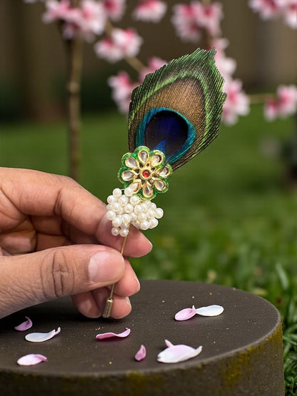 Royal Peacock Feather Welcome Brooch 🦚 – Decorative Guest Pins for Weddings & Festive Events (Pack of 25)